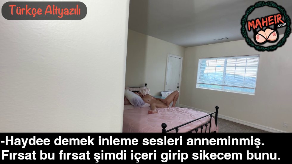 Yatak Odasından İçeri Kafamı Uzattım Annem Amıyla Oynuyor